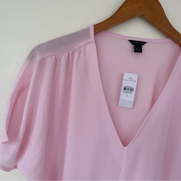 NWT Ann Taylor Short Sleeve V-Neck Shell Blouse Top Classic Light Pink S Small - Picture 2 of 5